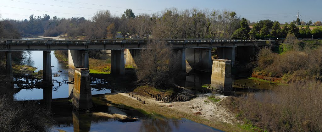 Manning Ave crosses the Kings River.  Taken from the San Joaquin Valley Railroad Co. crossing of the Kings River, 1/2013