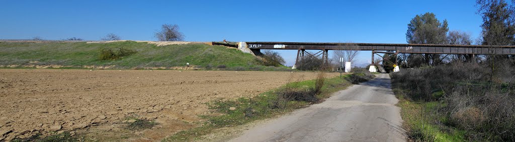 The San Joaquin Valley Railroad Co tracks just west of the crossing the Kings River, 1/2013