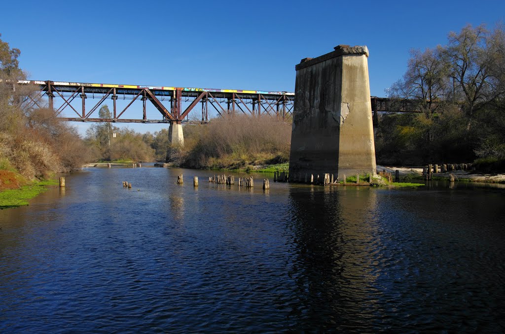 The San Joaquin Valley Railroad Co tracks crossing the Kings River, 1/2013