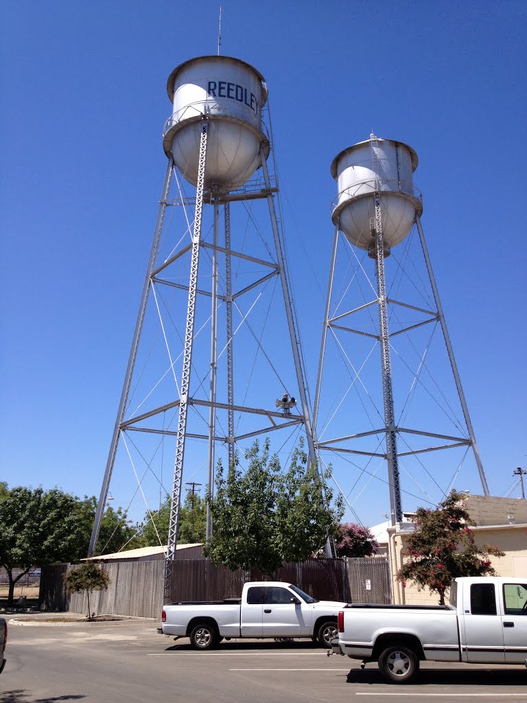 Reedley water towers along H St, 8/2013