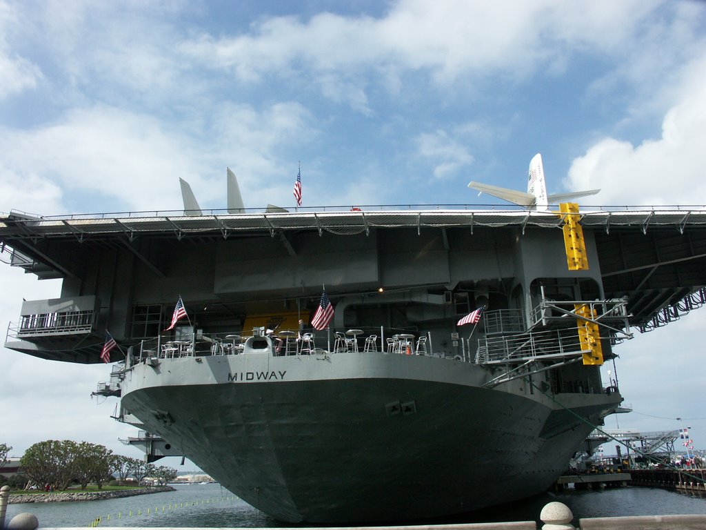 USS MIDWAY: impressive stern !