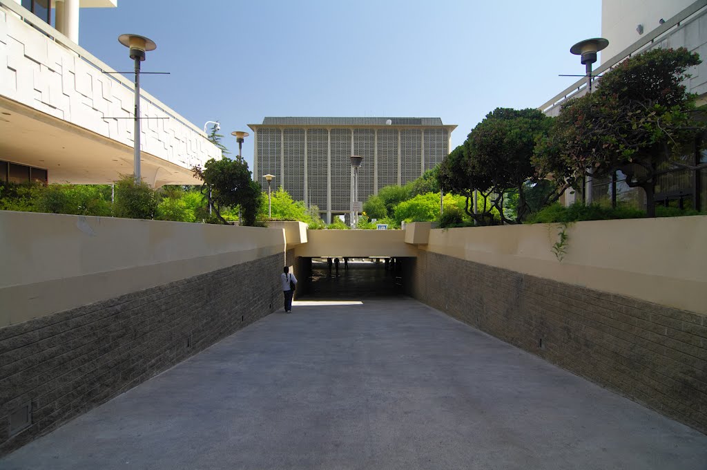 Descending down the pedestrian underpass beneath Van Ness Ave that takes you from the Fulton Mall to the Fresno County Courthouse, 5/2012