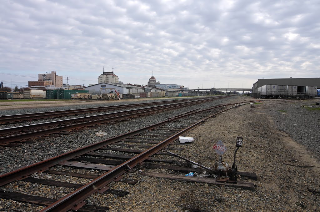 Looking SE towards downtown Fresno along the Union Pacific tracks along the 1600 block of G St, 2/2013