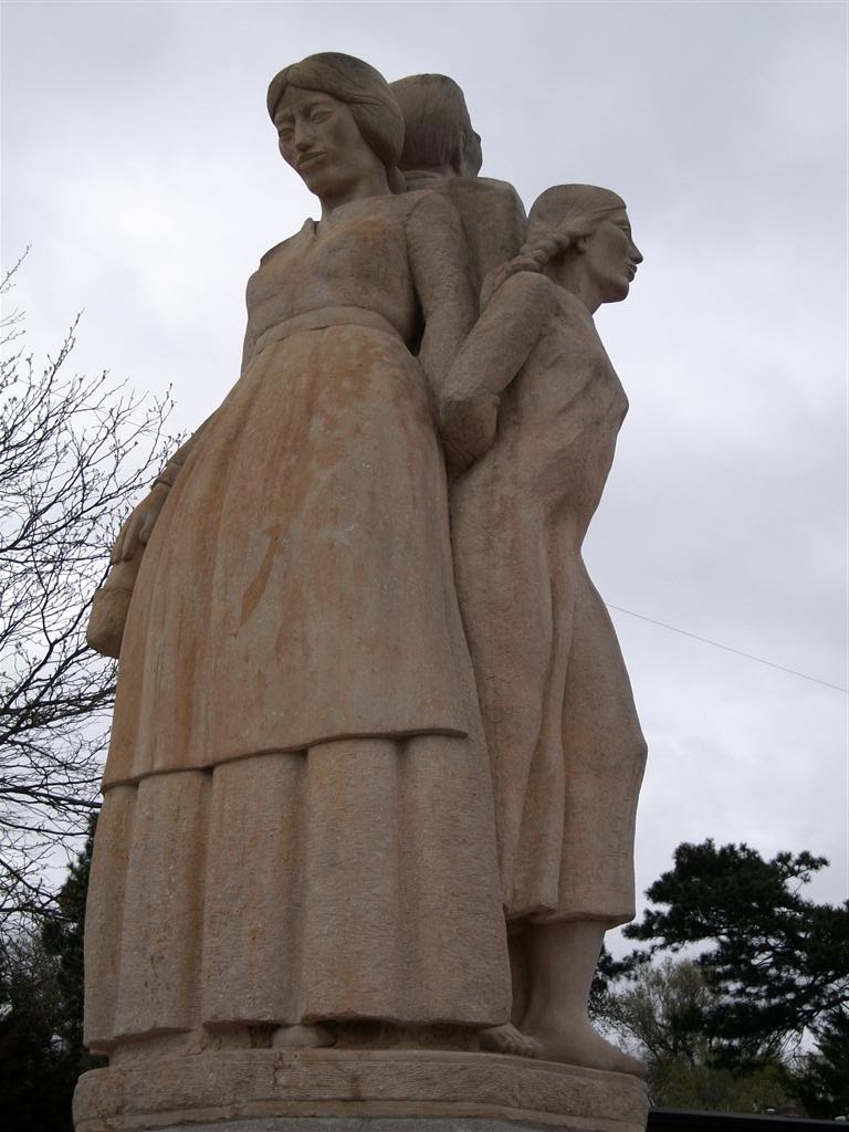 Pioneer Family, limestone sculpture by Pete Felten, Oberlin, KS