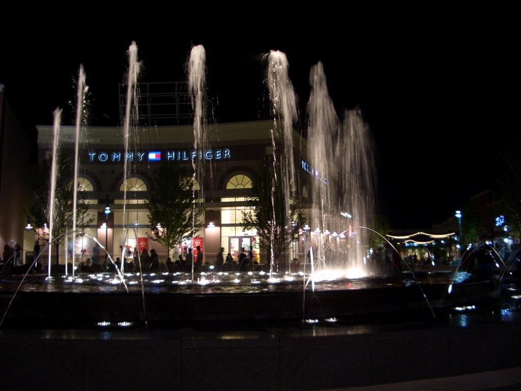 central fountain, Legends Shopping Center, Kansas City, KS