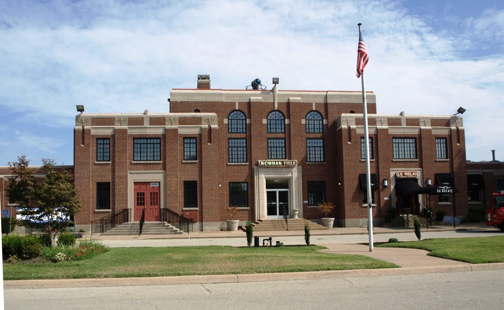 Bowman Field termanal building