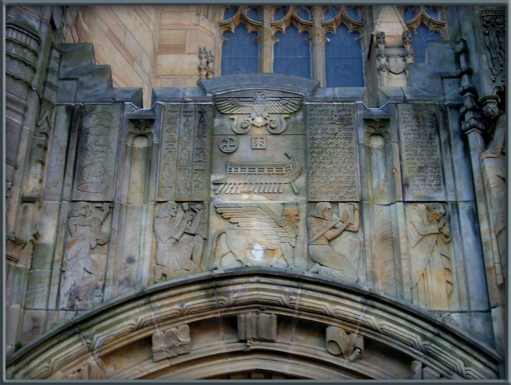 Sterling Memorial Library homlokzata horogkereszt és egyéb szimbólumokkal