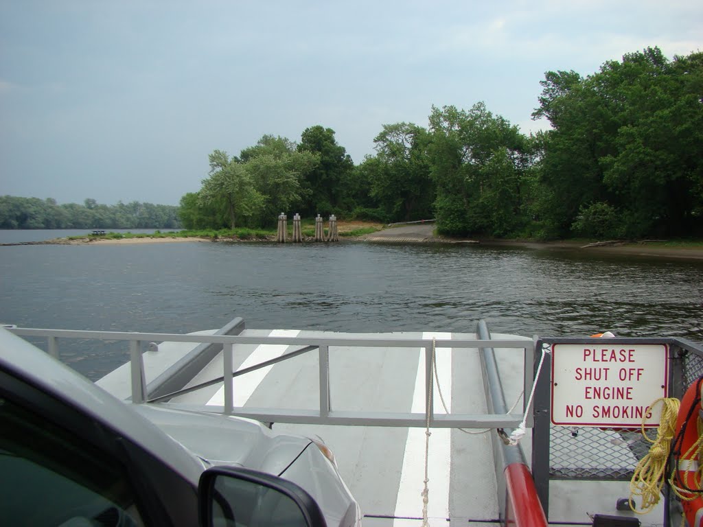 Glastonbury shore of Rocky Hill-Gastobury Ferry