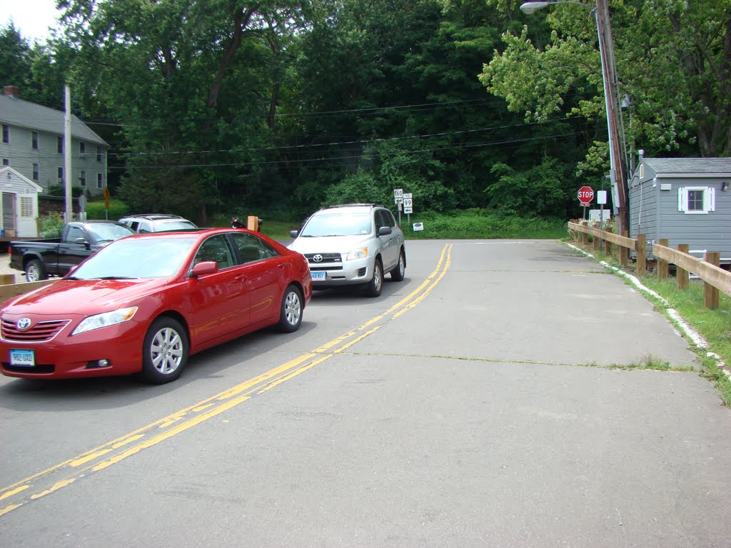 Cars waiting on Ferry Ln to board Rocky Hill - Glastonbury Ferry