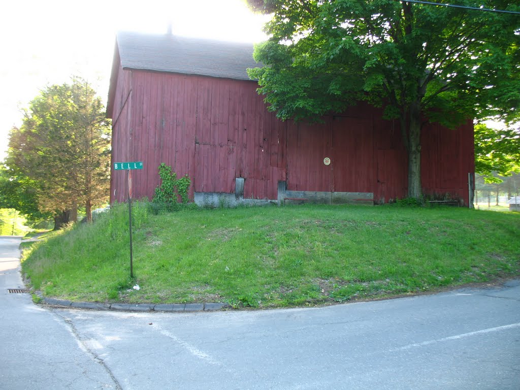 Barn at intersection of Bell St. and Country Club Rd. on Mattabesett Trail - May 14 2010