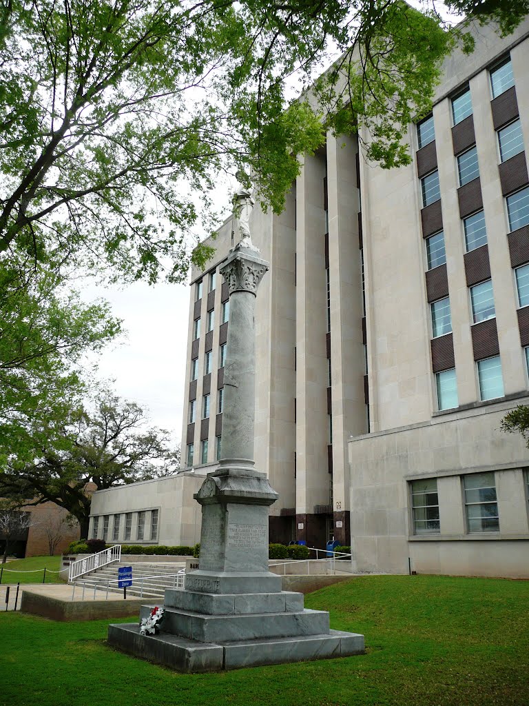 Rapides Parish Courthouse and Confederate Monument