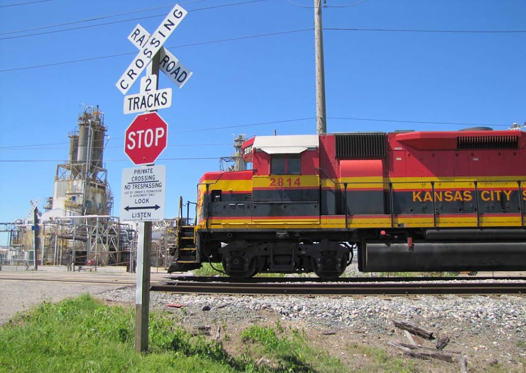 Kansas City Southern engine at refinery
