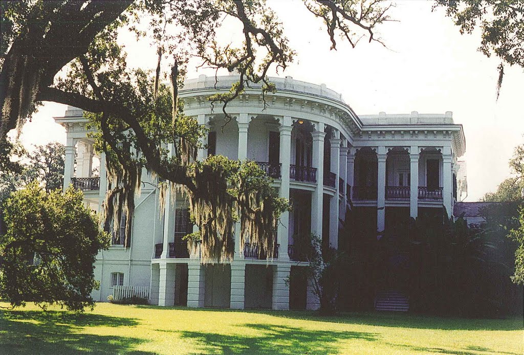 1858 Nottoway Plantation, 3 story greek revival rotunda, overlooks the Mississippi River (8-10-2000)