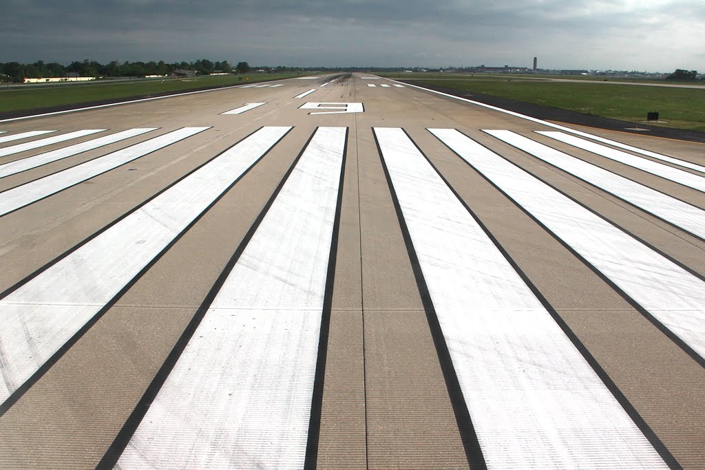 MSY / Louis Armstrong New Orleans International Airport - Runway
