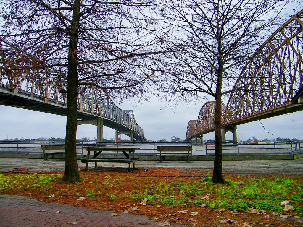 The new and old bridges across the Atchafalaya River