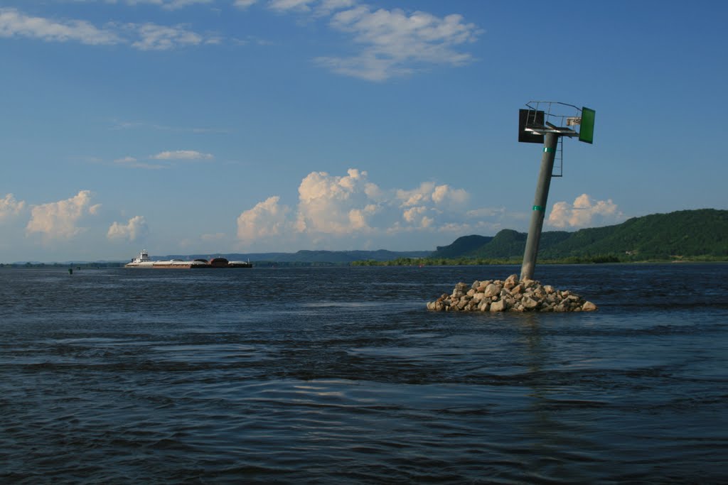 Barge churns downriver on the mighty Mississippi