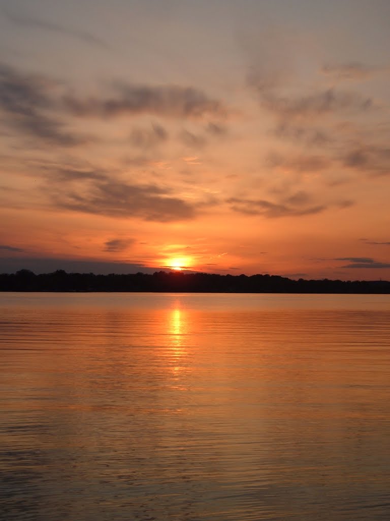 May 2005 - Plymouth, Minnesota. Setting spring sun reflecting on Medicine Lake.