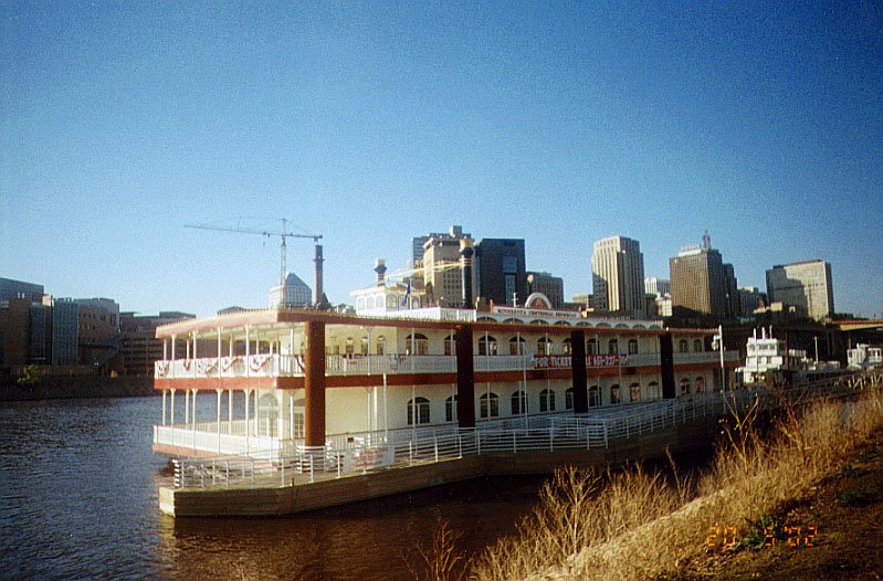 el downtown de Saint Paul desde el Mississippi y un hermoso Padlefort