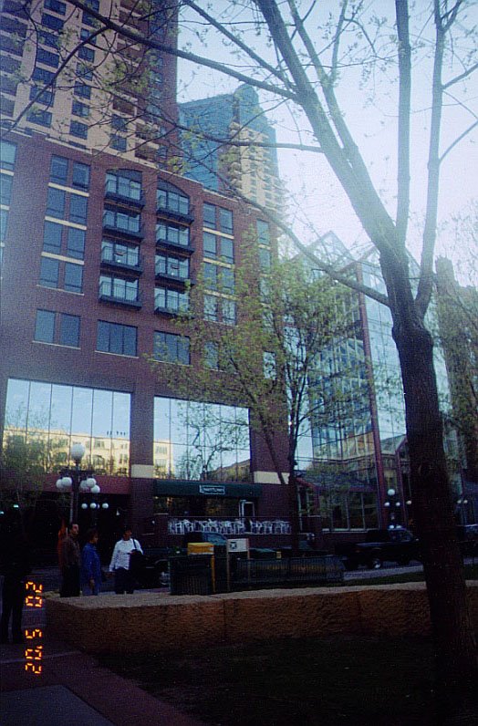 en el downtown de Saint Paul, casi en el cruce entre la Sibley Street y la 5th Street E
