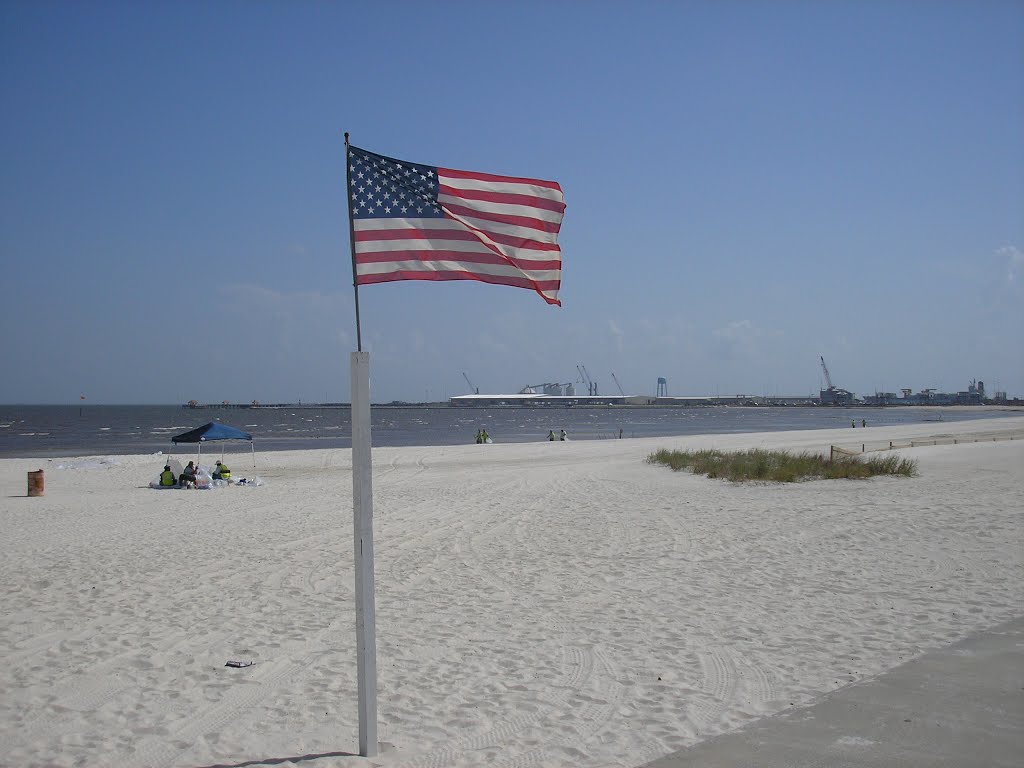 Gulfport Beach With cleanup crews---st