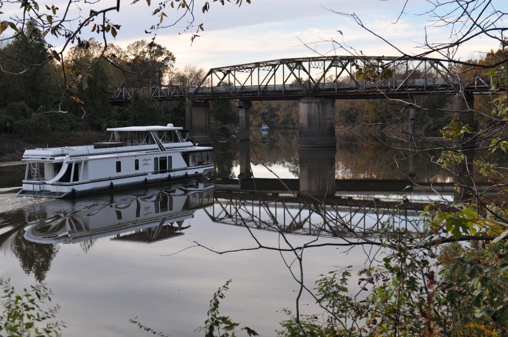 Houseboat Motors up River in Columbus, MS