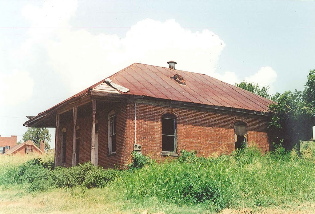 abandoned brick house, Natchez Ms, scanned 35mm (8-9-2000)