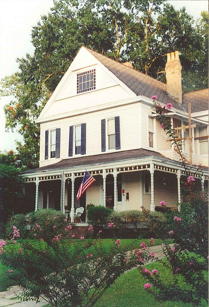 Victorian house, Natchez Ms, scanned 35mm (8-9-2000)