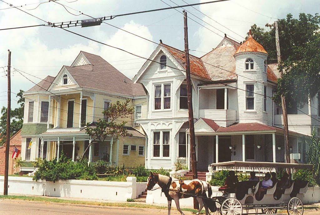 Queen-Anne Victorian townhouses, Natchez Ms, scanned 35mm (8-9-2000) location not found!