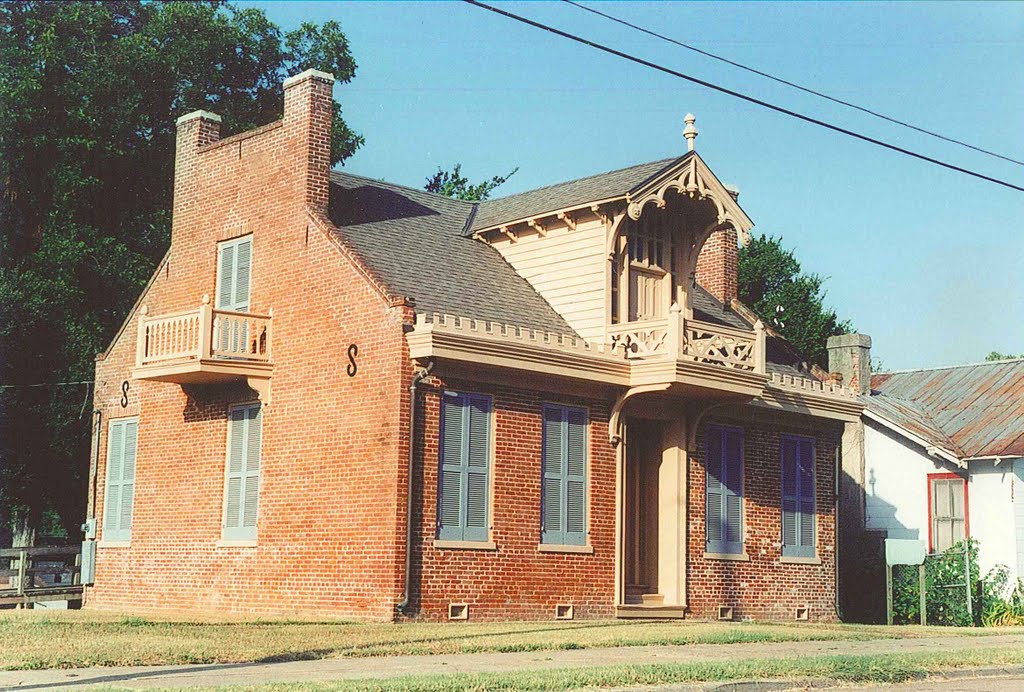 unique antebelum Gothic house, Natchez Ms, scanned 35mm (8-9-2000)