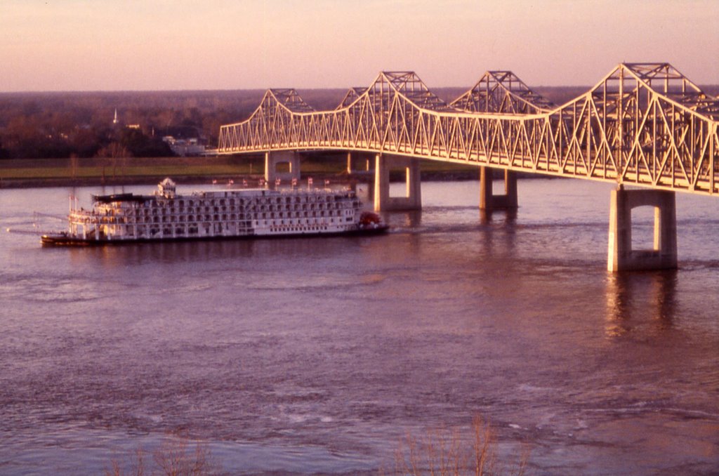boat under bridges (Mississippi, USA)