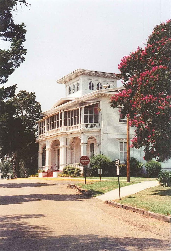 1860 Boddie planation house, now main building of Tougaloo College (7-18-2001)