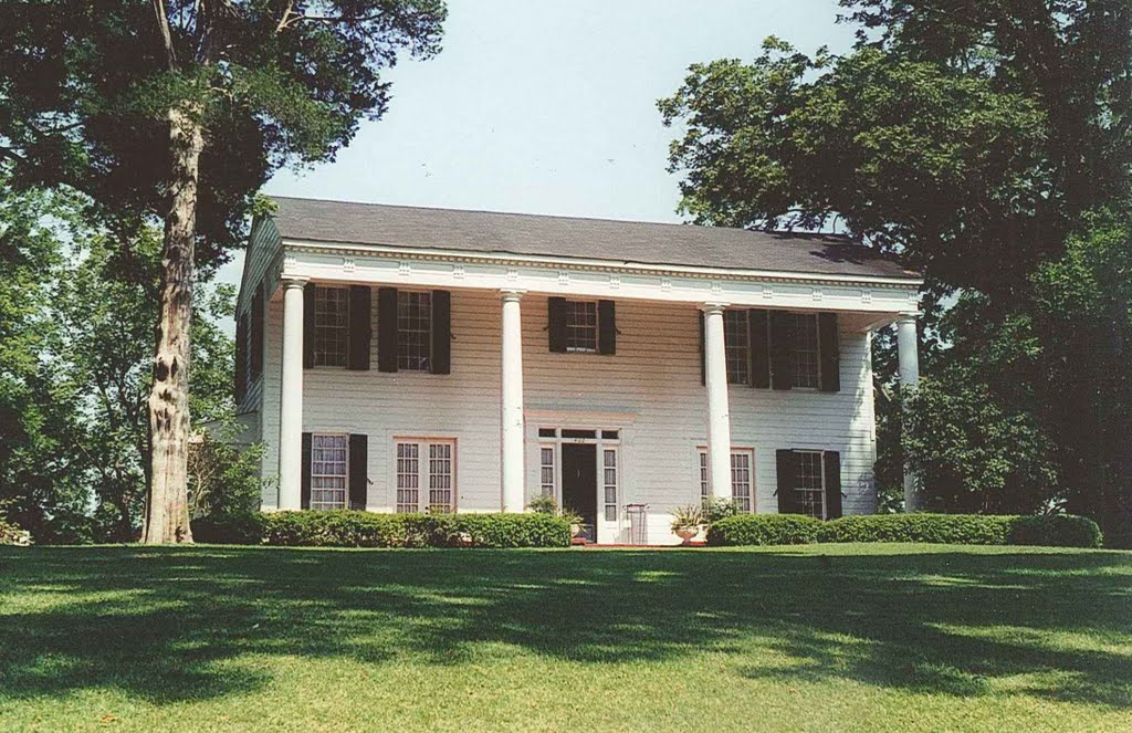 antebellum Eyebrow house atop hill, Clinton Miss (8-6-2000)