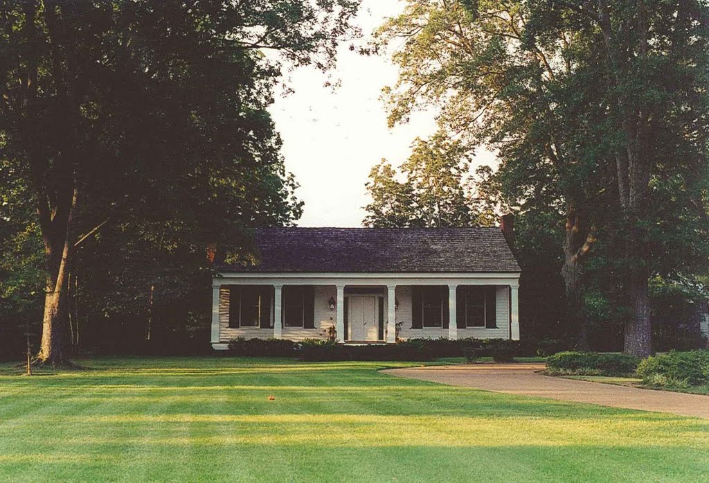 1839 Captain Hickle-Hoy House, built of heart pine & cypress by 1st postmaster, Madison Miss (8-6-2000)