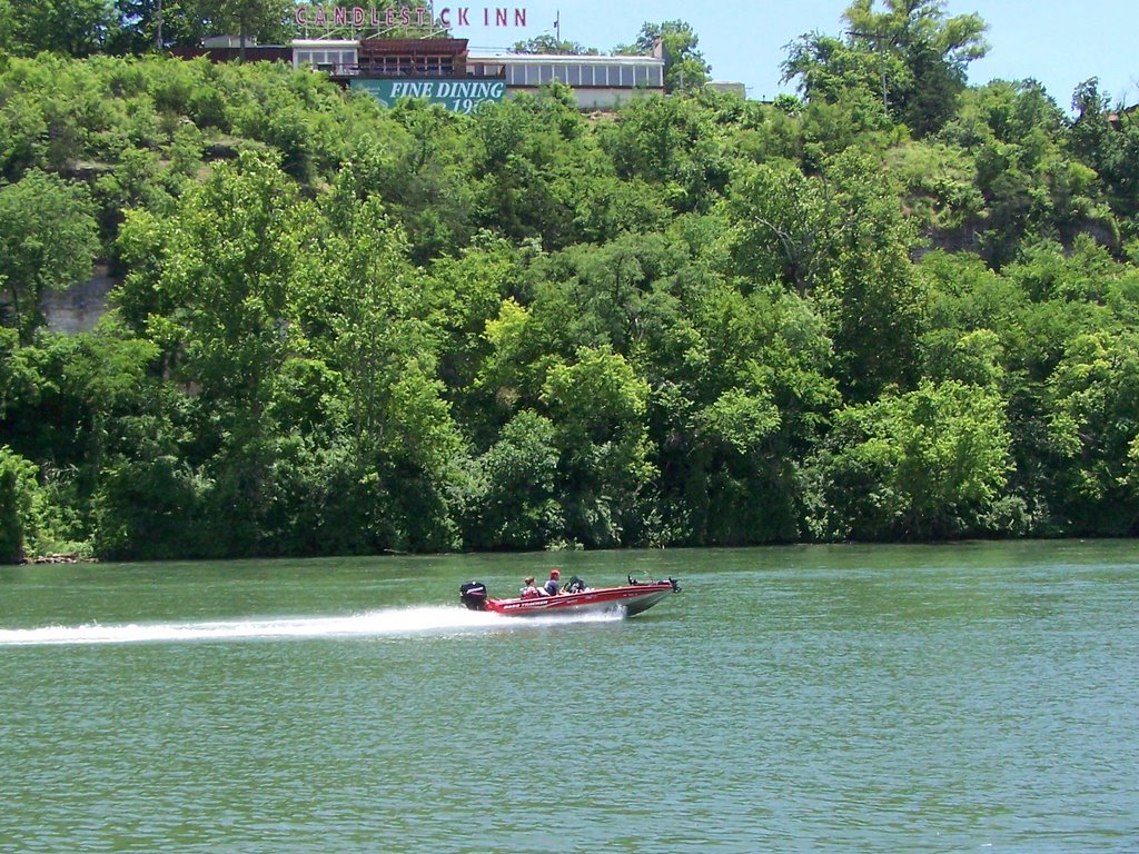 BOATING ON LAKE TANEYCOMO