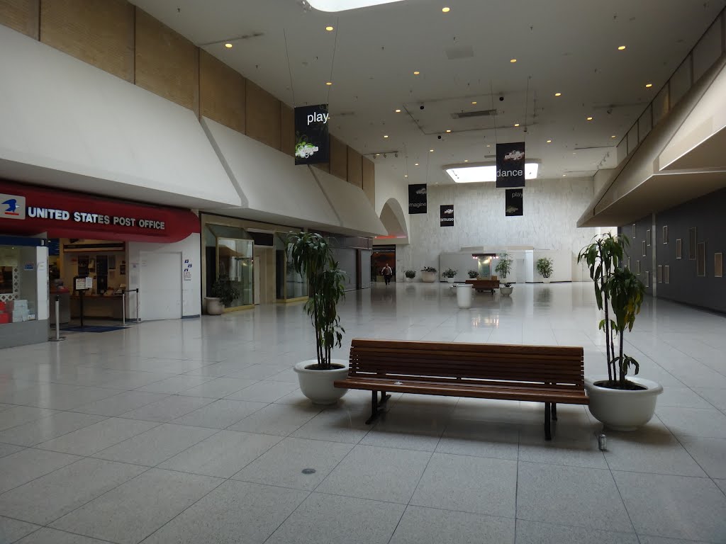 Crestwood Plaza from entrance