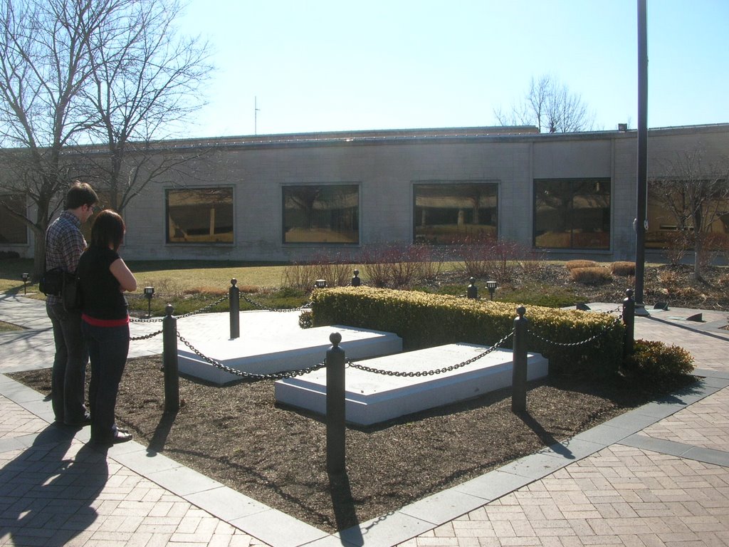 Mr. and Mrs. Trumans graves - the President is on the right - Mar 2008