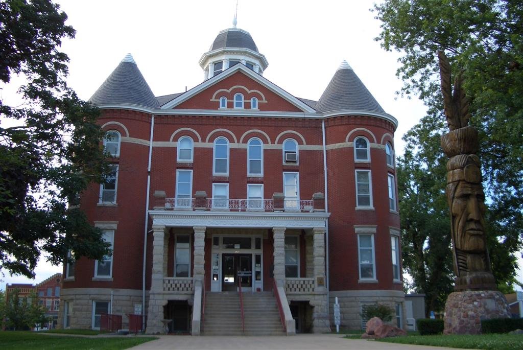Doniphan County Courthouse, designed by George P Washburn, and Tall Oak sculpture, Troy, KS