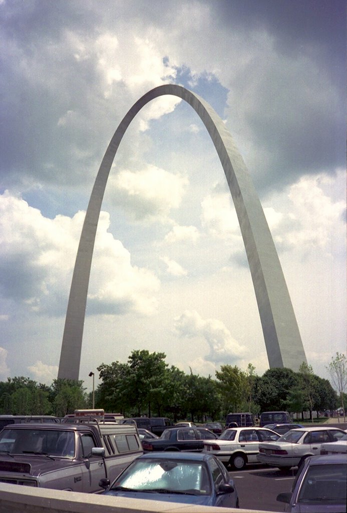 That arch...those cars...