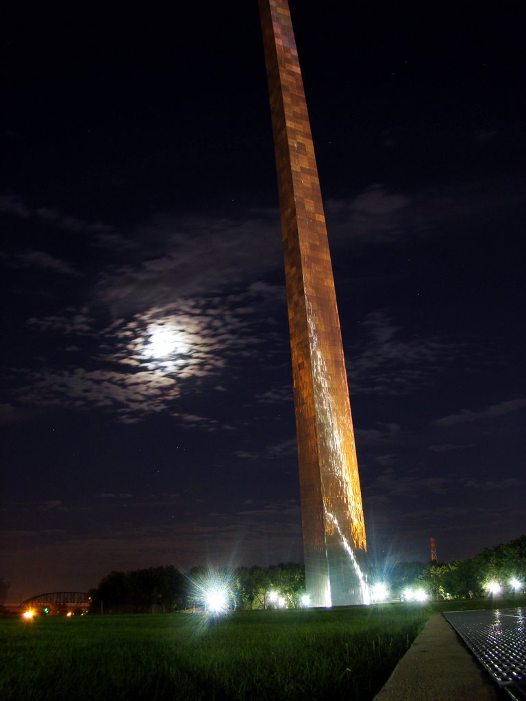 DSC01029 the Arch at Night - S view