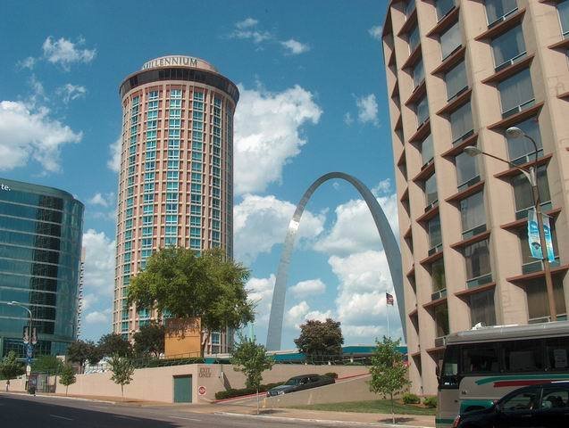 Millenium Hotel & Gateway Arch - Saint Louis - MO