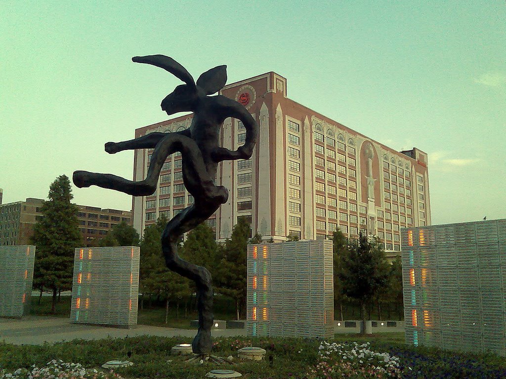Saint Louis, Sculpture accross the Savvis Centre with Sheraton City Centre in the background