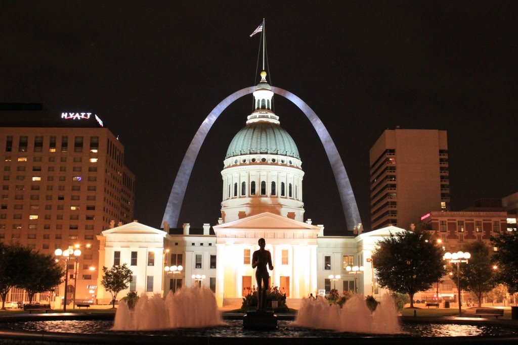 Old St Louis Courthouse and the Arch at night