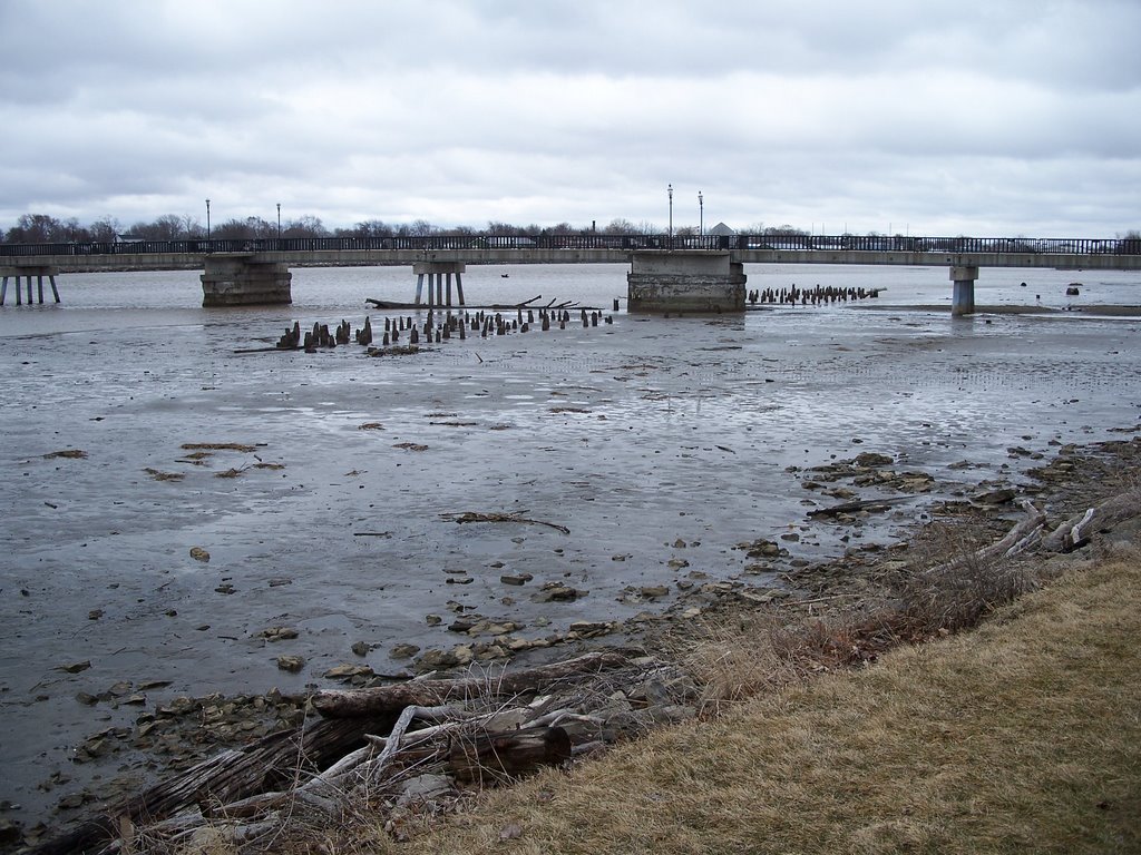 Extreme low water at Riverwalk Pier