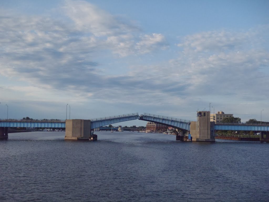 Veterans Memorial Bridge