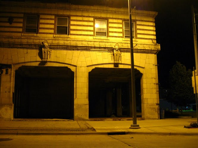 Hotel Rowe at night