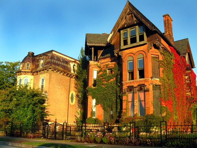 Brush Park glowing with the sunrise