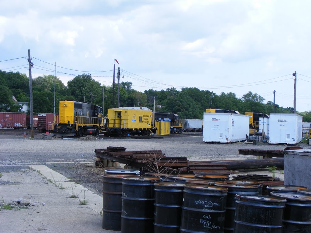Grand Elk Railroad color scheme Engines and Caboose in Botsford Yard, Kalamazoo, MI