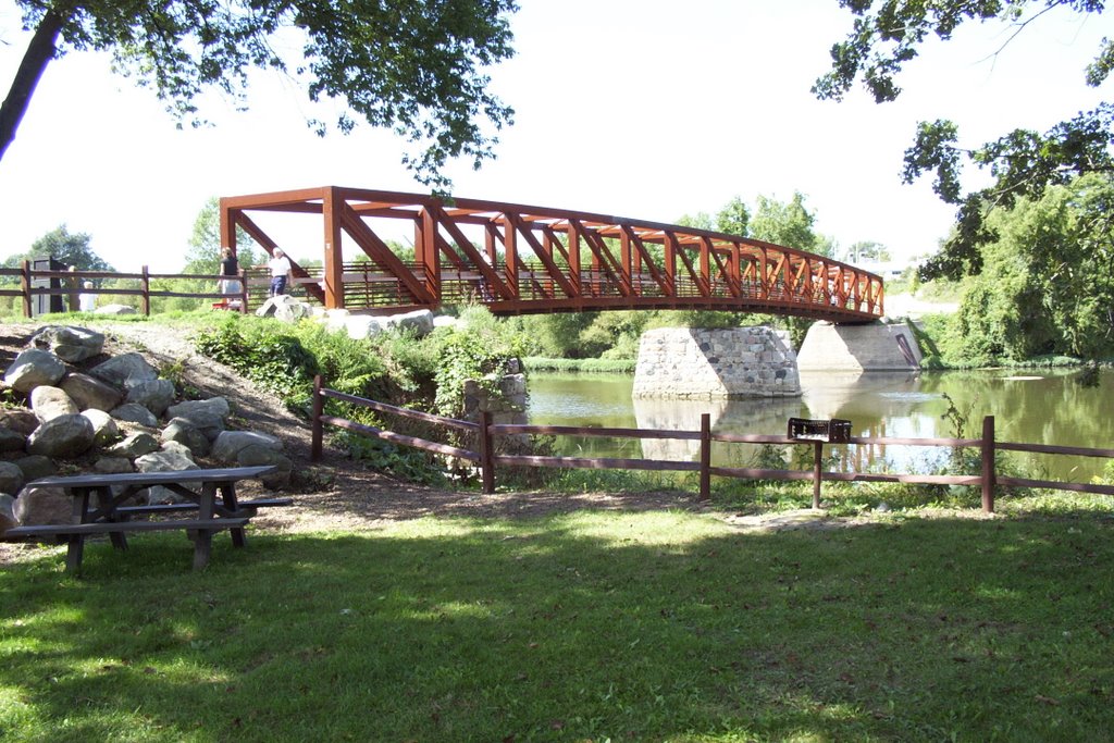 New footbridge on old piers at Chippewa Landing Park (7 Sept 2006)