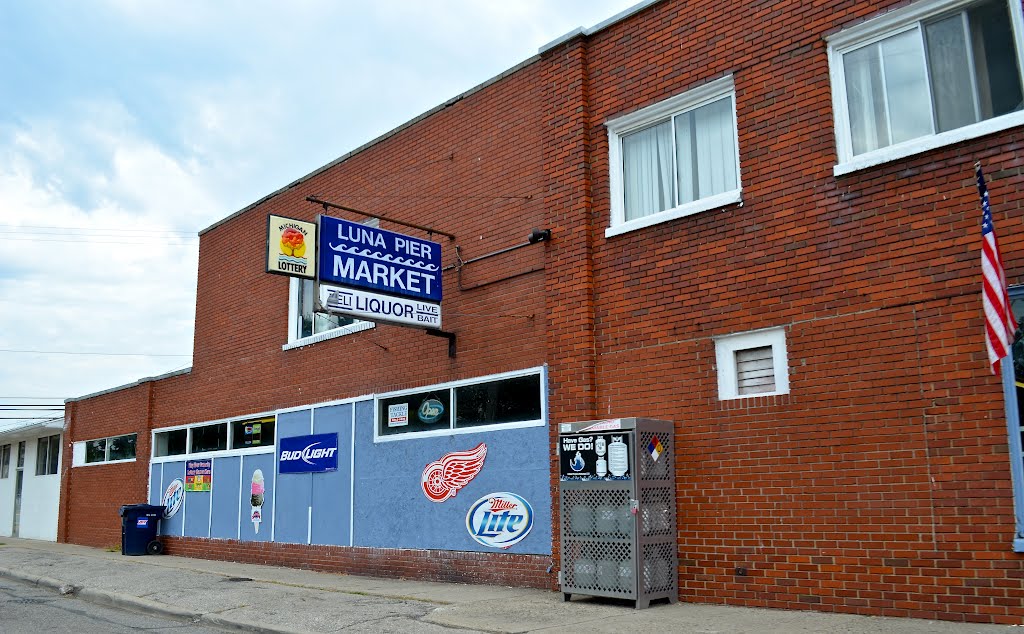 Luna Pier Market