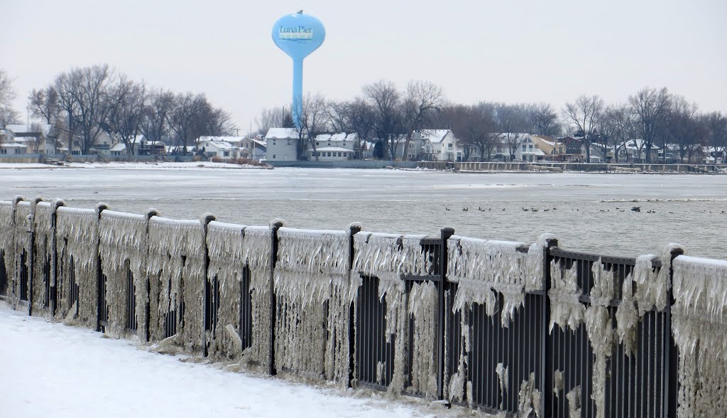 Frozen Luna Pier